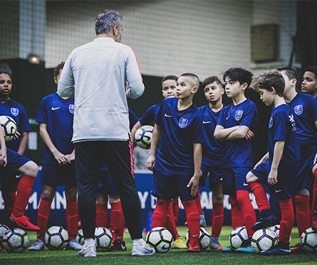 educateur et enfnts psg academy en groupe