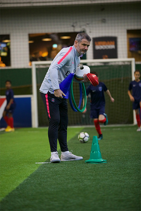 éducateur psg academy sur le terrain