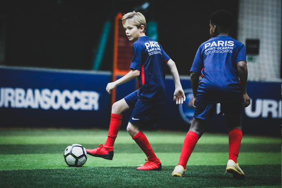 enfant en action football psg