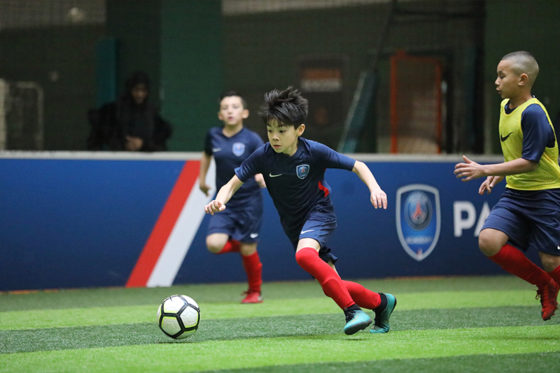 joueur en action enfant foot