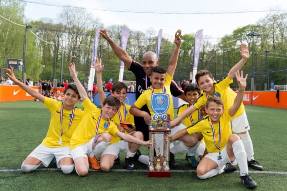 photo victoire avec trophée